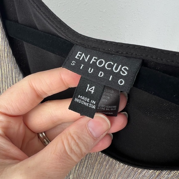 Gold slink flutter black mini dress - Picture 4 of 6